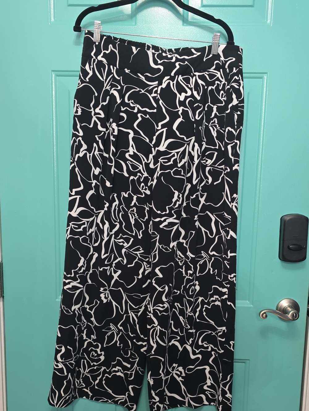 Nine West Black and White Floral Cropped Pants